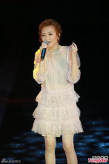 组图：林欣彤献唱金像奖 粉色纱裙可爱妩媚