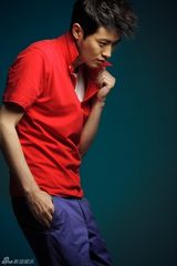 组图：任泉糖果色大片青春明丽活泼动人