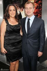 组图：贝尔和哈迪携妻甜蜜亮相《蝙蝠侠》首映