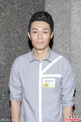 组图：官恩娜拒绝胶脸整形 周柏豪弃腹肌保头发