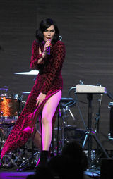 组图：杰西-J双开衩红裙PK凯莉-米洛