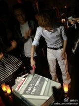 组图：郭敬明庆三十岁生日 与友人豪饮开派对