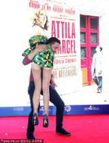 组图：法国男星纪尧姆-古依转晕女主持人