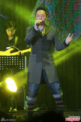 组图：任贤齐自愧腹肌不如张家辉 遭梁汉文投诉