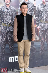 组图：《真正的男人》发布会众男星立正行军礼