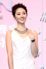 组图：桂纶镁白裙优雅代言腕表 化身女神诠释智慧