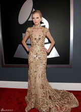 高清图：格莱美红毯泰勒-斯威夫特亮相俏丽可人