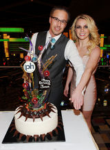 组图：布兰妮为男友庆生 紧身裙性感爆乳大秀婚戒