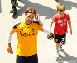 组图：贝克汉姆带三子玩球 父子享受运动乐趣