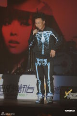 高清图：陈奕迅张靓颖参加歌会 劲歌热舞场面火爆