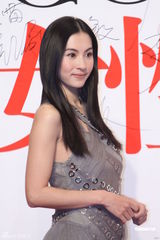 组图：张柏芝现身女性盛典 调侃康永耳套抄袭爱子