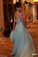 高清图：李桃真空礼服光抢镜 萧蔷酥胸半露险走光