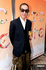 幻灯图集：麦浚龙出席派对 忘拉裤链险出丑