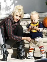 幻灯：贝克汉姆观战NBA 苏瑞又穿高跟鞋