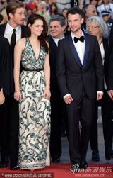 组图：暮光女戛纳走秀罩杯小难撑深V