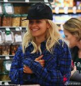 组图：瑞塔奥拉另类服装吸睛 与男友分别忙献吻