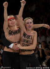 组图：裸女失控大闹巴黎秀场 遭保安袭乳拖走