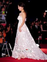 组图：秀智素色蕾丝纱裙现身红毯宛如公主