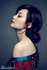 组图：袁莉华美宫廷装性感 裙摆飞扬秀香肩玉腿