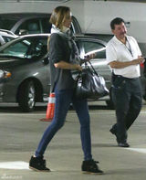 米兰达-可儿遇车祸颈部受伤 布鲁姆带儿子(图)