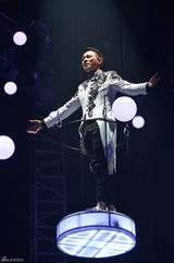 组图：刘德华广州开唱秀肌肉 与辣妹跳贴身热舞