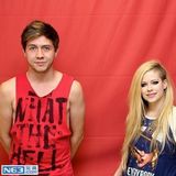 组图：艾薇儿被批粉丝合影不让碰 蕾哈娜随便摸