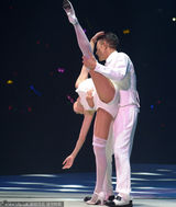 组图：刘德华南京开唱露腹肌摸女舞伴大腿