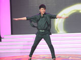 组图：迟帅回《小神龙》做评委台上热舞