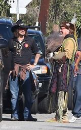 组图：约翰尼-德普穿印第安服装参加亲子活动