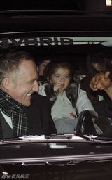 幻灯图集：萨尔玛-海耶克全家幸福出游