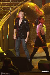 组图：星光熠熠耀保良落幕 古巨基杨千嬅群星献艺