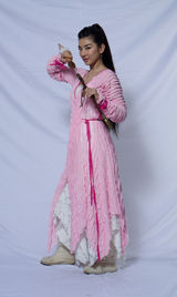 组图：黄奕《财神客栈》曝萌照 披剑演侠女也疯狂