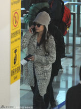 组图：赵薇现身上海机场 等候安检电话打不停