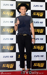 组图：韩佳人郑雨盛(郑宇成)等捧场《强盗们》VIP试映会