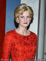 组图：威廉凯特庆纸婚推蜡像 戴安娜蜡像首披红装