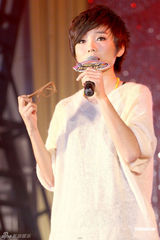 高清图：许飞为公益募捐眼镜框 呼吁为俞灏明祈福