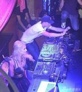 组图：希尔顿夜店当DJ打碟 皮裙狂野内衣外穿