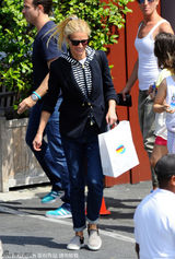 组图：格温妮丝-帕特洛逛街  离婚后气色佳