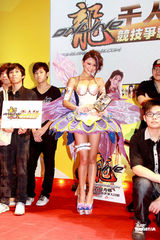 幻灯图：周秀娜演性感女娲 违规强入会展不惧封杀 