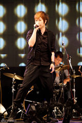 组图：五月天3D电影首映 侯孝贤挥荧光棒捧场