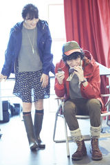 高清图：KARA李民基写真片场照 休闲时髦显活泼