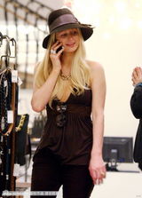 组图：帕丽斯-希尔顿素颜逛街 身材臃肿露游泳圈