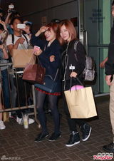 组图：少女时代抵港准备开唱 闪现机场秒杀粉丝