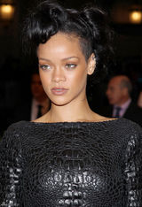 高清组图：蕾哈娜黑色露背礼服亮相时装庆典