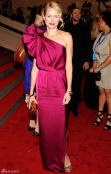 高清组图：纽约大都会庆典 娜奥米-沃茨夫妇秀恩爱