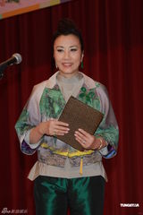 组图：汪明荃随罗家英探访老人 心情大好钻戒闪耀