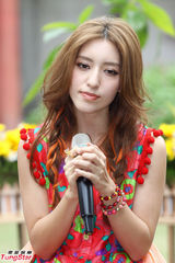 组图：梁心颐发新专辑草地开唱变身精灵