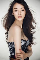 组图：刘梓娇首发唯美写真 飘逸长发演绎空灵气质