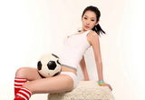 幻灯图：徐黛妮化身足球宝贝弯腰爆乳身材热辣 
