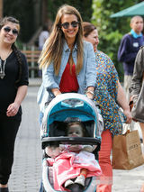 组图：阿尔芭带小女游动物园 囧娃二号专心啃手